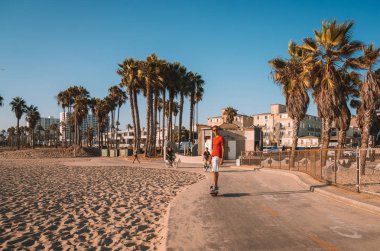 10 Ağustos 2018. Los Angeles, Amerika Birleşik Devletleri. Venice beach vibes. İnsanlar bir tekerlek binme, Bisiklet ve kaykaylar plaj ve avuç içi aşağı. Yaz ruhu. 