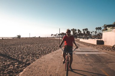 10 Ağustos 2018. Los Angeles, Amerika Birleşik Devletleri. Venice beach vibes. İnsanlar bir tekerlek binme, Bisiklet ve kaykaylar plaj ve avuç içi aşağı. Yaz ruhu.  