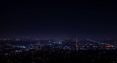 Los Angeles, Kaliforniya, ABD, güzel süper geniş açı gece hava görünümünü şehir bölge ve dağ gökyüzü yıldız ve Samanyolu Griffith Parkı Gözlemevi gördüm, tam ile. 
