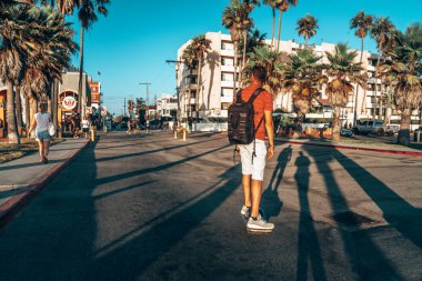 10 Ağustos 2018. Los Angeles, Amerika Birleşik Devletleri. Venice beach vibes. İnsanlar bir tekerlek binme, Bisiklet ve kaykaylar plaj ve avuç içi aşağı. Yaz ruhu.   