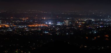 Los Angeles, Kaliforniya, ABD, güzel süper geniş açı gece hava görünümünü şehir bölge ve dağ gökyüzü yıldız ve Samanyolu Griffith Parkı Gözlemevi gördüm, tam ile. 