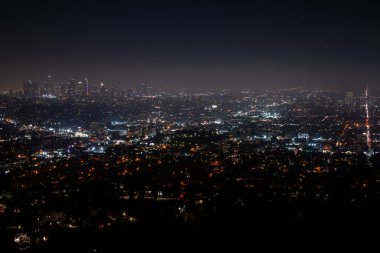 Los Angeles, Kaliforniya, ABD, güzel süper geniş açı gece hava görünümünü şehir bölge ve dağ gökyüzü yıldız ve Samanyolu Griffith Parkı Gözlemevi gördüm, tam ile. 