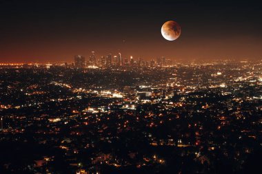 Los Angeles, Kaliforniya, ABD, güzel süper geniş açı gece hava görünümünü şehir bölge ve dağ gökyüzü yıldız ve Samanyolu Griffith Parkı Gözlemevi gördüm, tam ile. 