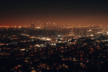 Los Angeles, Kaliforniya, ABD, güzel süper geniş açı gece hava görünümünü şehir bölge ve dağ gökyüzü yıldız ve Samanyolu Griffith Parkı Gözlemevi gördüm, tam ile. 