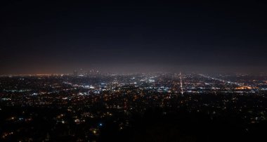 Los Angeles, Kaliforniya, ABD, güzel süper geniş açı gece hava görünümünü şehir bölge ve dağ gökyüzü yıldız ve Samanyolu Griffith Parkı Gözlemevi gördüm, tam ile. 