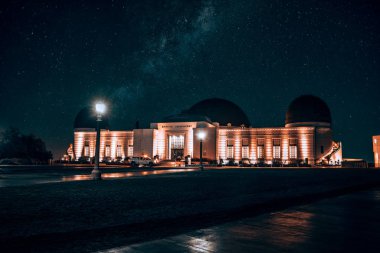 Los Angeles, Ca, Amerika Birleşik Devletleri - 18 Eylül 2018: Griffith Gözlemevi ile binlerce yıldız ve Samanyolu gökyüzünde gece.