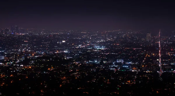 美丽的超级广角夜景洛杉矶 加利福尼亚州 Usa 市中心和山区与天空充满了星星和乳白色的方式 从格里菲斯公园天文台看到 — 图库照片