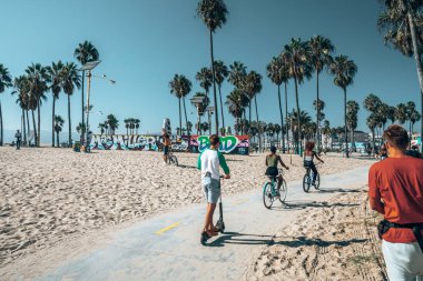 30 Ağustos 2018. Los Angeles, Amerika Birleşik Devletleri. Güzel yaz günü, buz pateni, avuç içi altında ürpertici ve alışveriş insanlarla La Venedik Plajı bölgesinde. Yaz vibes ve ruh La. 