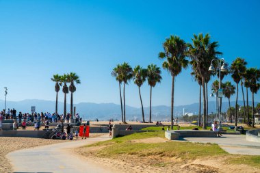 30 Ağustos 2018. Los Angeles, Amerika Birleşik Devletleri. Güzel yaz günü, buz pateni, avuç içi altında ürpertici ve alışveriş insanlarla La Venedik Plajı bölgesinde. Yaz vibes ve ruh La. 