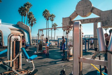 20 Ağustos 2018. Los Angeles, Amerika Birleşik Devletleri. Sıcak kız Los Angeles'taki Venedik Plajı'nda kas spor salonunda çalışma dışarı. İnsanların çalışıyoruz.