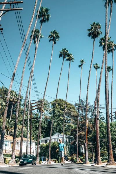 Липня 2018 Лос Анджелес Сша Молода Людина Проходячи Через Пальм — стокове фото