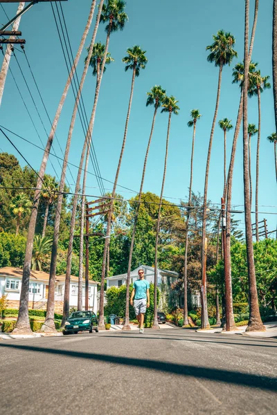 Julho 2018 Los Angeles Eua Jovem Caminhando Pelas Palmas Das — Fotografia de Stock