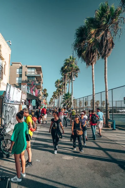 30 Ağustos 2018. Los Angeles, Amerika Birleşik Devletleri. Güzel yaz günü, buz pateni, avuç içi altında ürpertici ve alışveriş insanlarla La Venedik Plajı bölgesinde. Yaz vibes ve ruh La.
