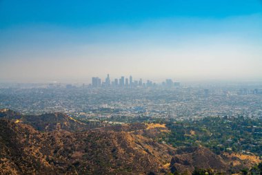 Hollywood Hills Los Angeles şehrin havadan görünümü. Kaliforniya güzel manzara.
