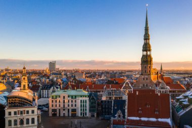 Riga Dome Katedrali ve nehir Daugava günbatımı sırasında eski beldesi üzerinde güzel hava kış görünümü. Şaşırtıcı Letonya.