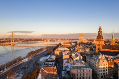 Riga Dome Katedrali ve nehir Daugava günbatımı sırasında eski beldesi üzerinde güzel hava kış görünümü. Şaşırtıcı Letonya.