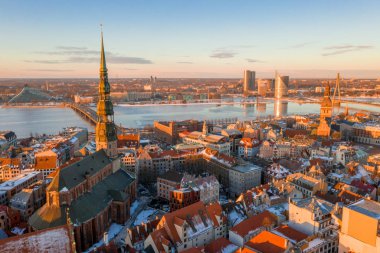 Riga Dome Katedrali ve nehir Daugava günbatımı sırasında eski beldesi üzerinde güzel hava kış görünümü. Şaşırtıcı Letonya.