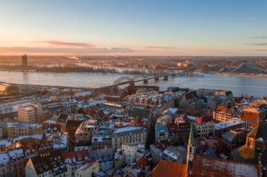 Riga Dome Katedrali ve nehir Daugava günbatımı sırasında eski beldesi üzerinde güzel hava kış görünümü. Şaşırtıcı Letonya.