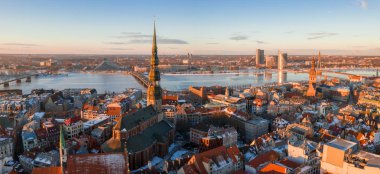 Riga Dome Katedrali ve nehir Daugava günbatımı sırasında eski beldesi üzerinde güzel hava kış görünümü. Şaşırtıcı Letonya.