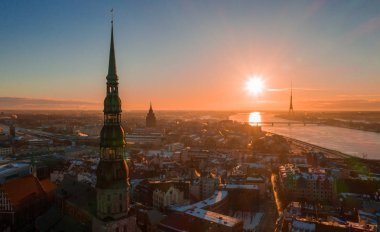 Riga Dome Katedrali ve nehir Daugava Letonya ile eski şehir üzerinden hava kış günbatımı görünüm. 