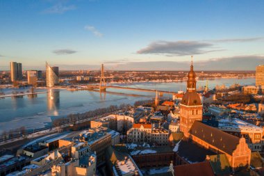 Riga Dome Katedrali ve nehir Daugava günbatımı sırasında eski beldesi üzerinde güzel hava kış görünümü. Şaşırtıcı Letonya.