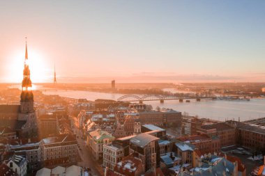 Riga Dome Katedrali ve nehir Daugava Letonya ile eski şehir üzerinden hava kış günbatımı görünüm. 