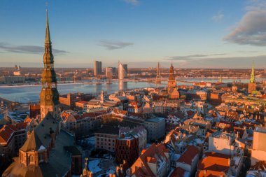 Riga Dome Katedrali ve nehir Daugava günbatımı sırasında eski beldesi üzerinde güzel hava kış görünümü. Şaşırtıcı Letonya.