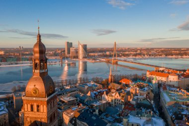 Riga Dome Katedrali ve nehir Daugava günbatımı sırasında eski beldesi üzerinde güzel hava kış görünümü. Şaşırtıcı Letonya.
