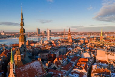 Riga Dome Katedrali ve nehir Daugava günbatımı sırasında eski beldesi üzerinde güzel hava kış görünümü. Şaşırtıcı Letonya.