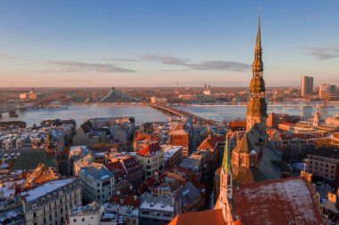 Riga Dome Katedrali ve nehir Daugava günbatımı sırasında eski beldesi üzerinde güzel hava kış görünümü. Şaşırtıcı Letonya.