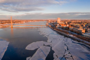 Hava kış günbatımı üzerinde Riga eski şehir ve nehir Daugava Letonya.