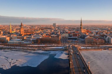 Hava kış günbatımı üzerinde Riga eski şehir ve nehir Daugava Letonya.