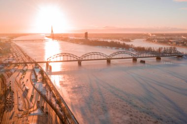 Hava kış günbatımı üzerinde Riga eski şehir ve nehir Daugava Letonya.