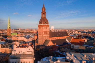 Riga Dome Katedrali ve nehir Daugava günbatımı sırasında eski beldesi üzerinde güzel hava kış görünümü. Şaşırtıcı Letonya.