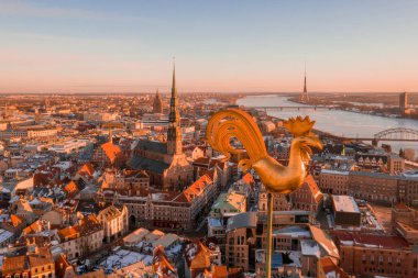 Altın horoz Dome Cathedral günbatımı sırasında üst kısmında. Güzel Riga duvar kağıdı.