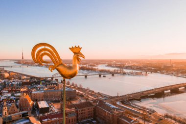 Altın horoz Dome Cathedral günbatımı sırasında üst kısmında. Güzel Riga duvar kağıdı.