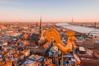 Altın horoz Dome Cathedral günbatımı sırasında üst kısmında. Güzel Riga duvar kağıdı. 