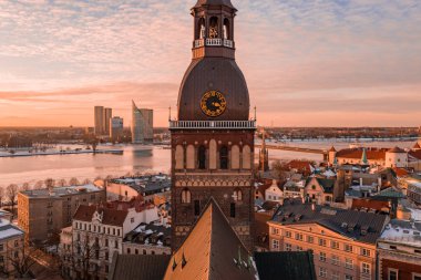 1727 numaralı, yenilenmiş yıl güzel kubbe katedral görünümü. Riga günbatımı sırasında havadan görünümü. 