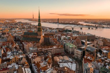Riga Dome Katedrali ve nehir Daugava Letonya ile eski şehir üzerinden hava kış günbatımı görünüm.