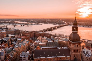 Riga Dome Katedrali ve nehir Daugava Letonya ile eski şehir üzerinden hava kış günbatımı görünüm.