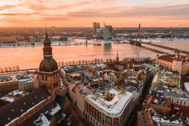 Riga Dome Katedrali ve nehir Daugava Letonya ile eski şehir üzerinden hava kış günbatımı görünüm.