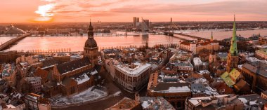 Riga Dome Katedrali ve nehir Daugava Letonya ile eski şehir üzerinden hava kış günbatımı görünüm.