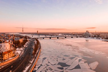 Riga Dome Katedrali ve nehir Daugava Letonya ile eski şehir üzerinden hava kış günbatımı görünüm.