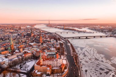 Riga Dome Katedrali ve nehir Daugava Letonya ile eski şehir üzerinden hava kış günbatımı görünüm