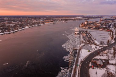 Riga Dome Katedrali ve nehir Daugava Letonya ile eski şehir üzerinden hava kış günbatımı görünüm