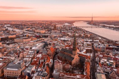 Riga Dome Katedrali ve nehir Daugava Letonya ile eski şehir üzerinden hava kış günbatımı görünüm