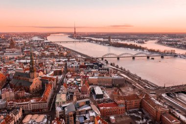Riga Dome Katedrali ve nehir Daugava Letonya ile eski şehir üzerinden hava kış günbatımı görünüm