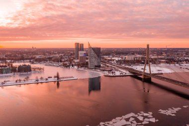 Riga Dome Katedrali ve nehir Daugava Letonya ile eski şehir üzerinden hava kış günbatımı görünüm