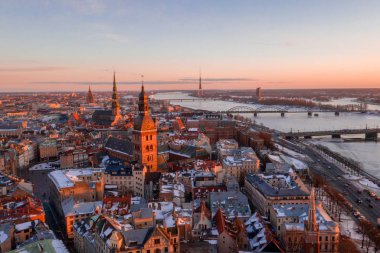 Riga Dome Katedrali ve nehir Daugava Letonya ile eski şehir üzerinden hava kış günbatımı görünüm