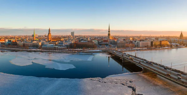 Puesta Sol Invierno Aéreo Sobre Casco Antiguo Riga Río Daugava —  Fotos de Stock